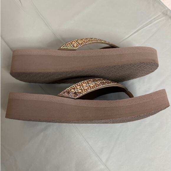 Cali Sketcher Taupe Yoga Foam Rhinestone Flip Flops Size 9 Worn A Few Minutes - Picture 8 of 11